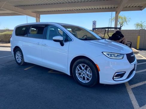 Used 2023 Chrysler Pacifica Touring-L FWD image 3