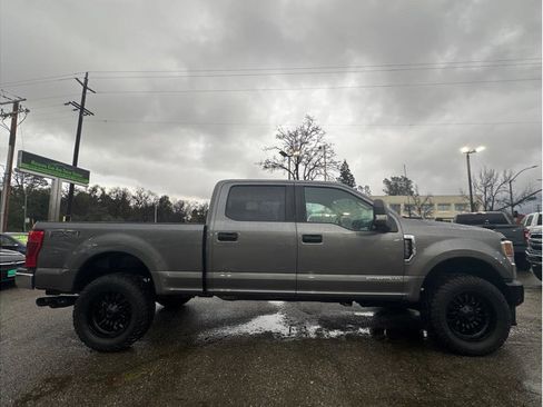 Used 2022 Ford F250 XLT w/ Black Appearance Package image 9