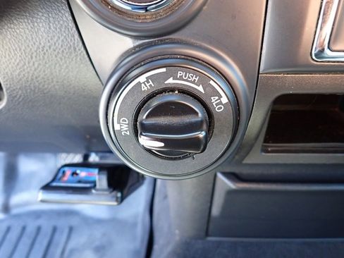 Used 2024 Nissan Titan SV image 22