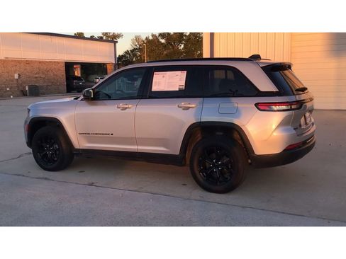 Used 2024 Jeep Grand Cherokee Altitude image 6