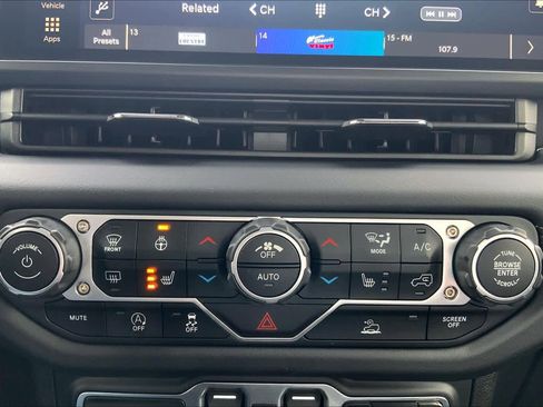 Used 2025 Jeep Gladiator Sport image 35