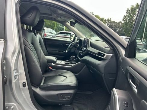 Used 2024 Toyota Highlander XLE AWD/4WD image 18