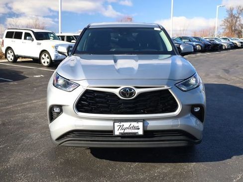 Used 2024 Toyota Highlander LE image 3