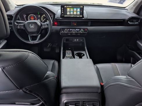 Used 2025 Honda Pilot EX-L image 18