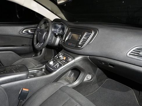 Used 2016 Chrysler 200 Limited image 14