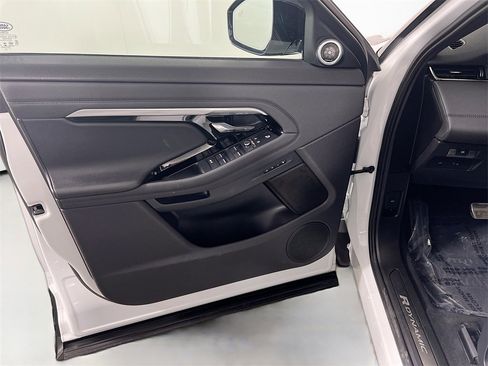 Used 2022 Land Rover Range Rover Evoque R-Dynamic SE image 18