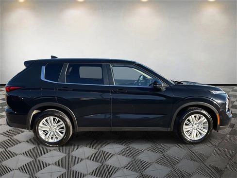 Used 2024 Mitsubishi Outlander ES image 6