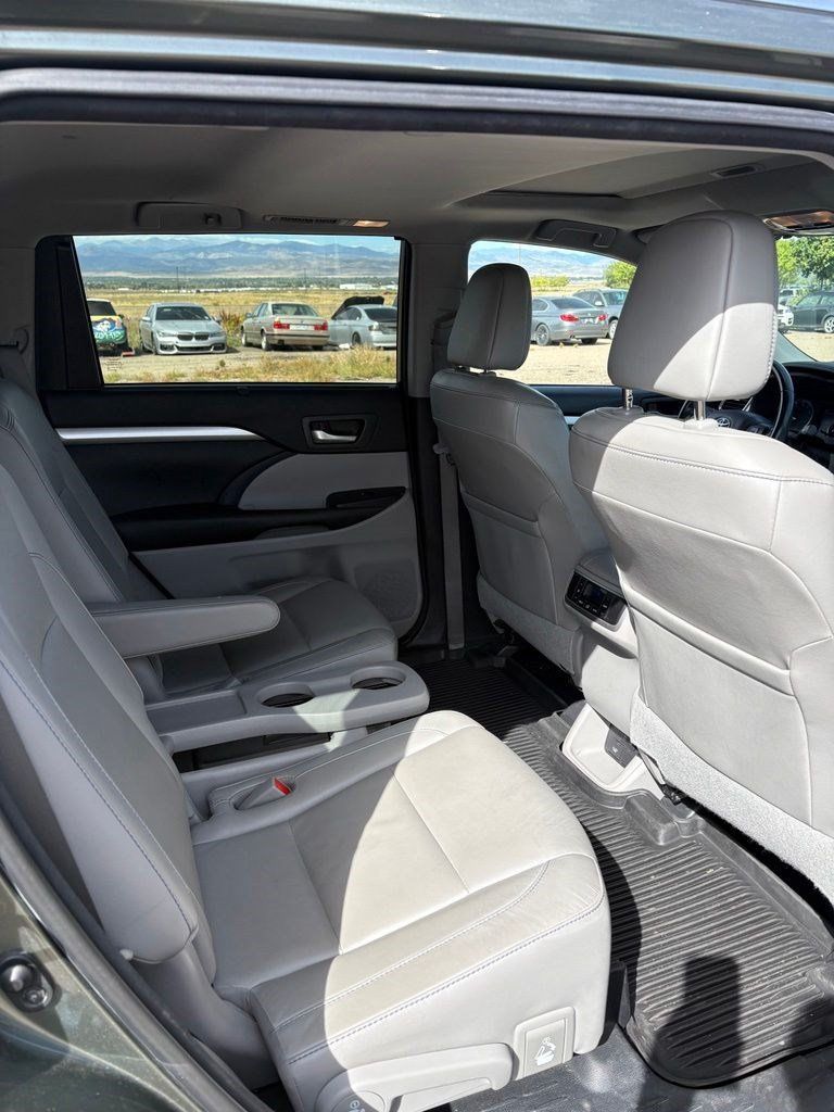 Used 2017 Toyota Highlander XLE AWD/4WD image 12