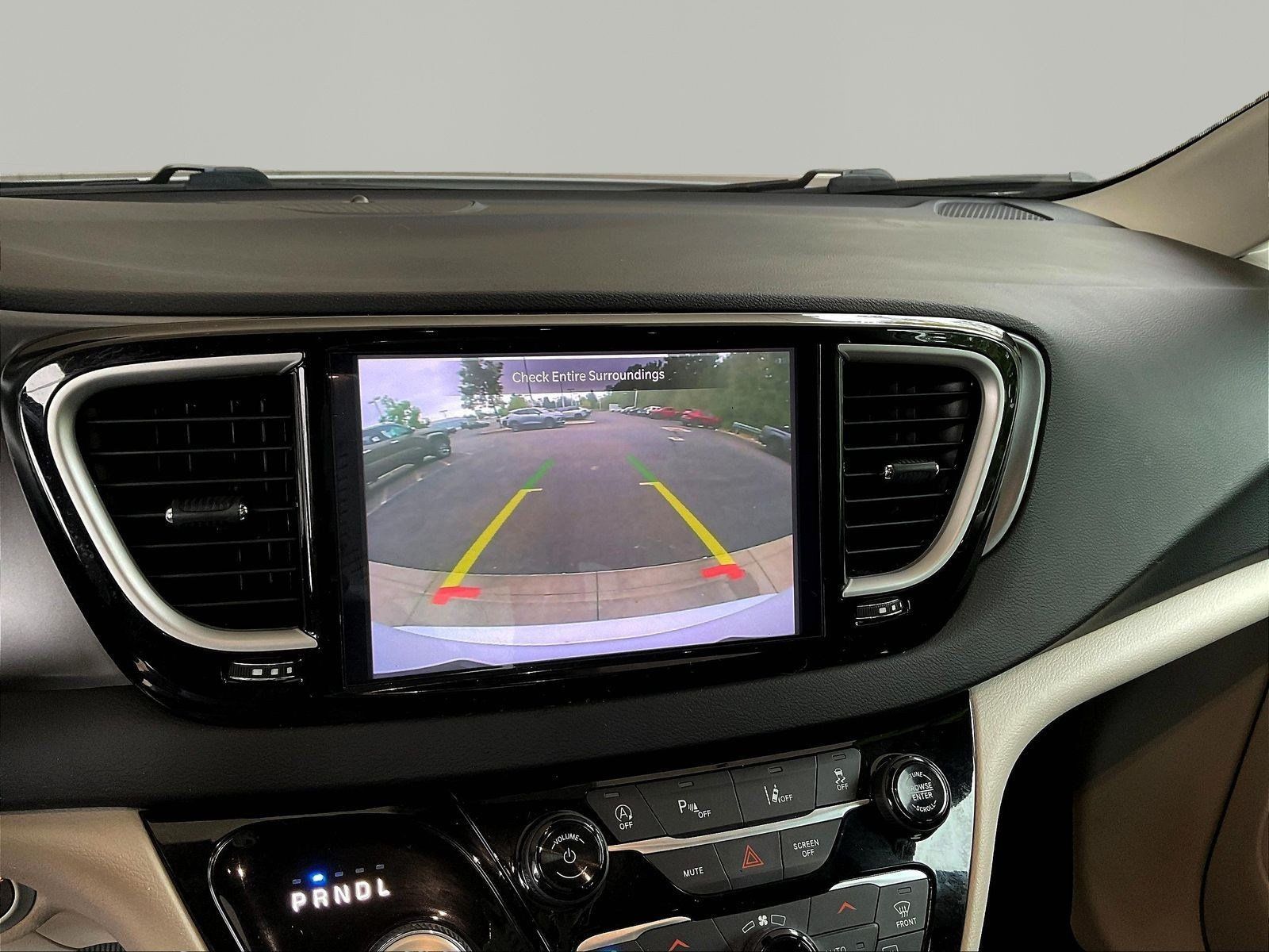 Used 2022 Chrysler Pacifica Touring-L FWD image 13