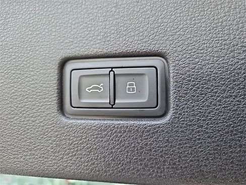 Certified 2022 Audi Q8 Premium image 28