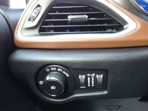 Used 2020 Chrysler Pacifica Limited w/ Advanced Safetytec Group image 46