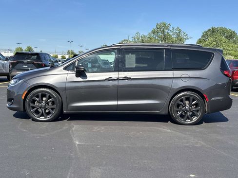 Used 2020 Chrysler Pacifica Limited w/ Advanced Safetytec Group FWD image 2