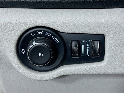 Used 2024 Chrysler Pacifica Touring-L FWD image 10