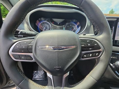 Used 2025 Chrysler Pacifica Select FWD image 24
