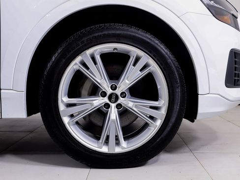 Used 2023 Audi Q8 Premium image 22