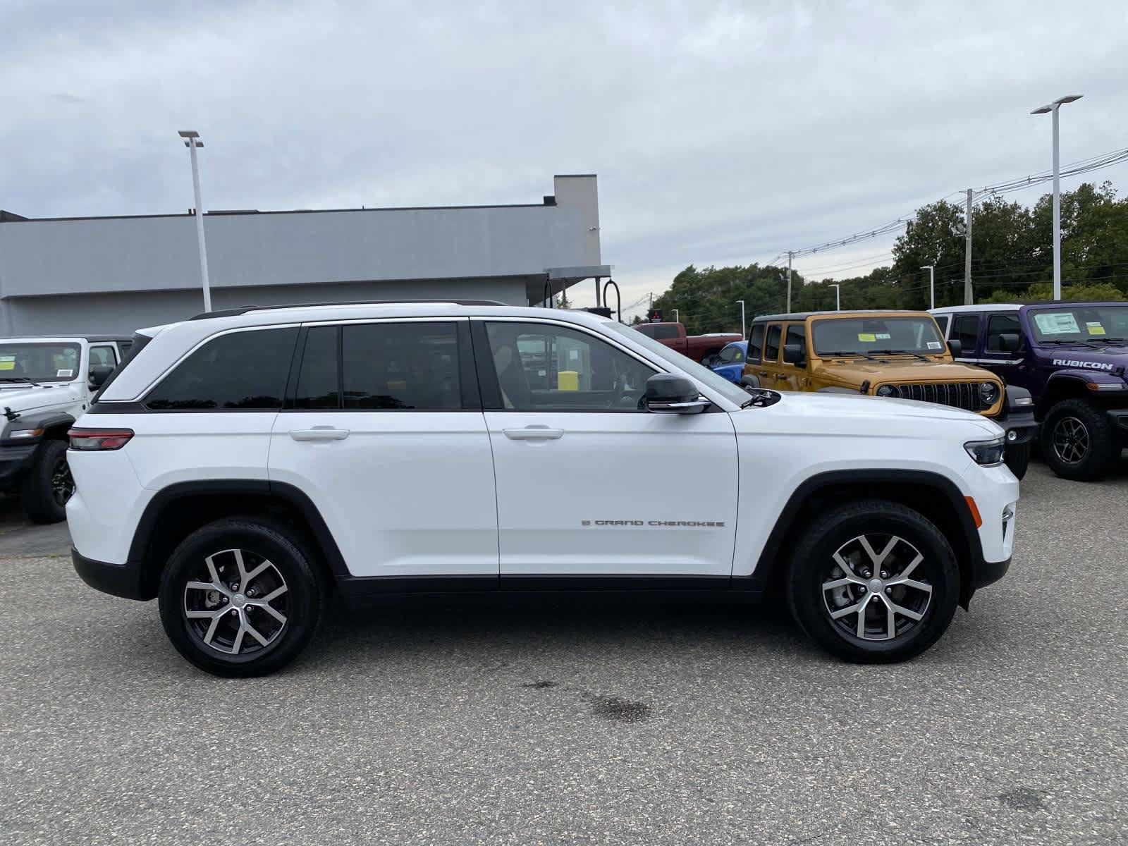 Certified 2023 Jeep Grand Cherokee Limited AWD/4WD image 2
