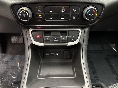 Used 2022 GMC Terrain SLE image 16