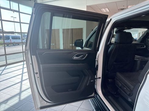 Used 2023 Chevrolet Suburban LT w/ Luxury Package AWD/4WD image 8