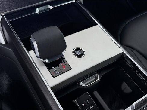 New 2026 Land Rover Range Rover Long Wheelbase SE AWD/4WD image 19