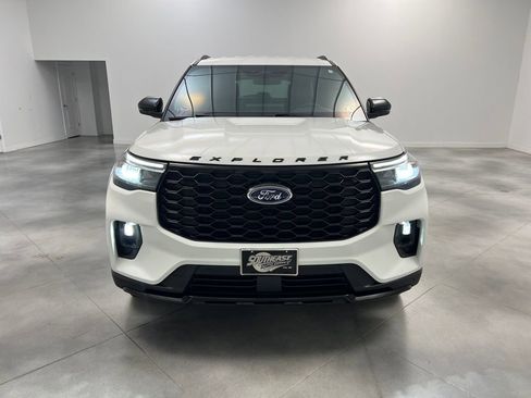 Used 2025 Ford Explorer ST-Line w/ ST-Line Street Pack image 2