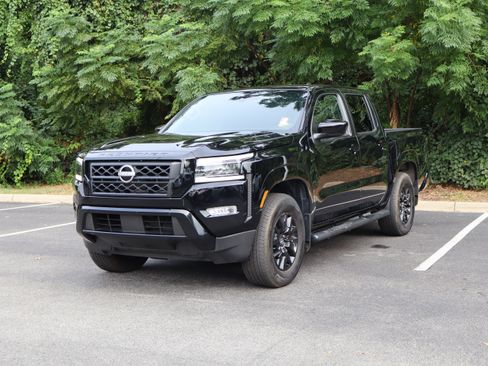 Used 2023 Nissan Frontier SV w/ Midnight Edition Package RWD image 5
