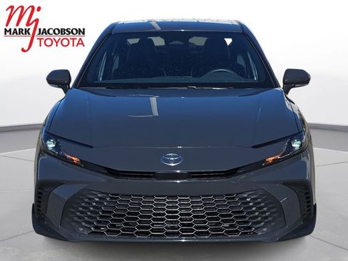 Used 2025 Toyota Camry SE image 3