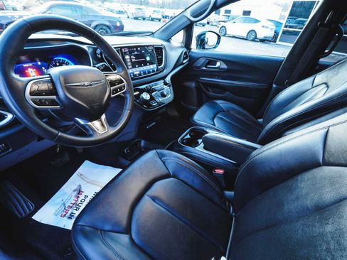 Used 2025 Chrysler Pacifica Select image 13