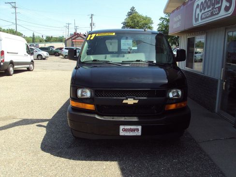 Used 2017 Chevrolet Express 3500 Extended RWD image 3