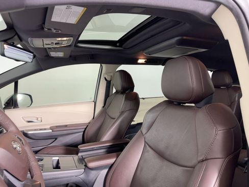 Used 2023 Toyota Sienna Platinum image 13