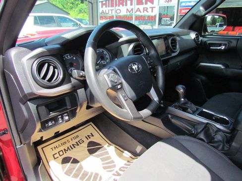 Used 2017 Toyota Tacoma TRD Sport w/ Tow Package (A/T) AWD/4WD image 9