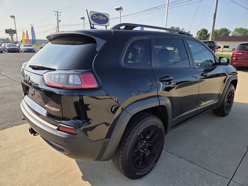 Used 2019 Jeep Cherokee Trailhawk image 3