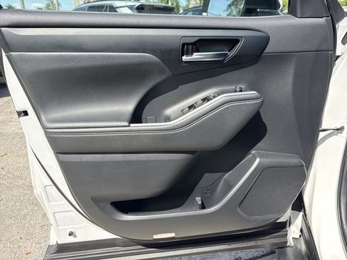 Used 2022 Toyota Highlander XLE image 13