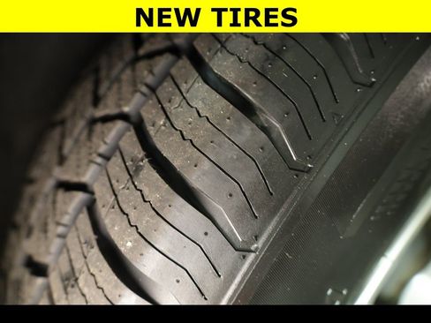 Used 2022 Chrysler Pacifica Touring-L image 6