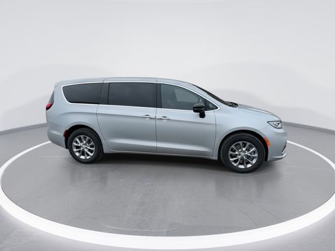 New 2026 Chrysler Pacifica Select image 9