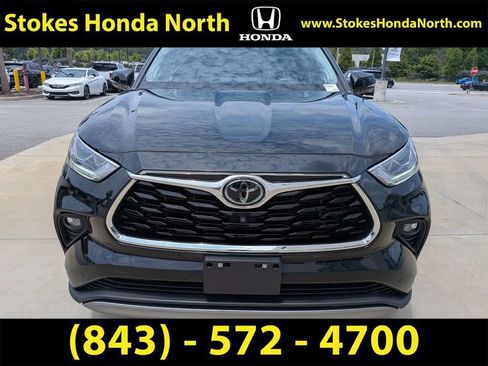 Used 2023 Toyota Highlander Platinum FWD image 2