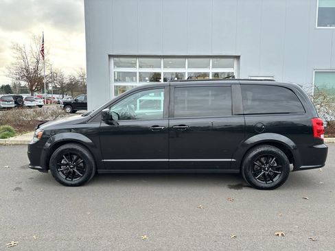 Used 2019 Dodge Grand Caravan GT image 2