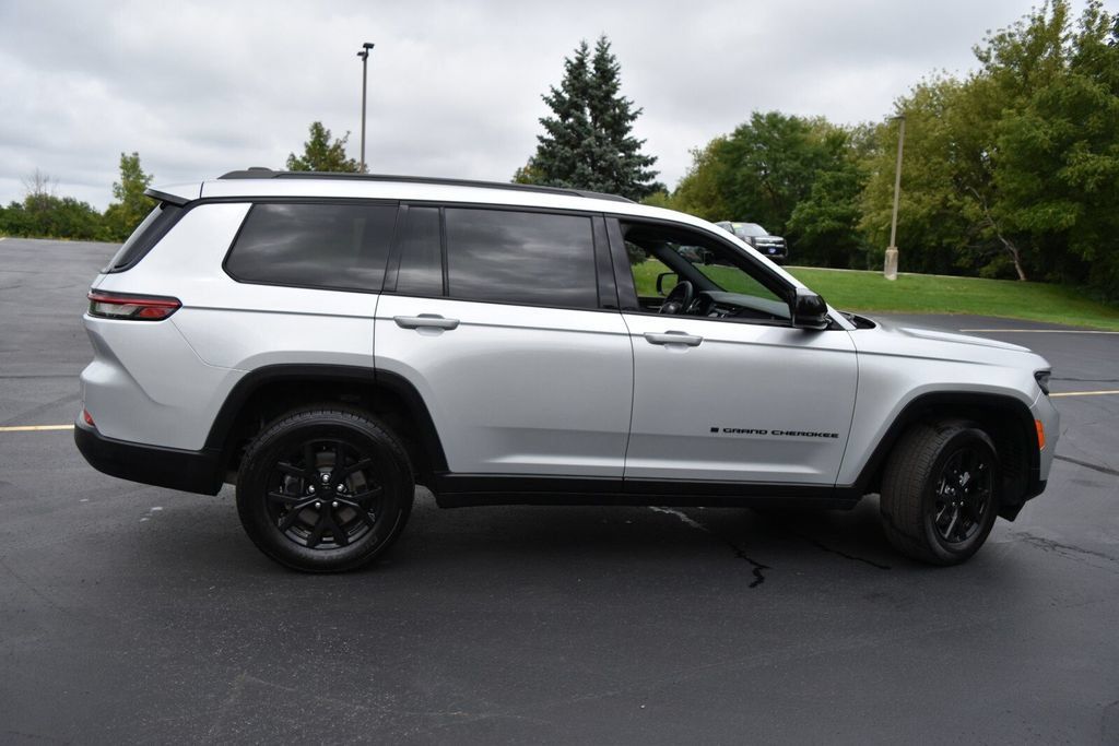 Used 2024 Jeep Grand Cherokee L Laredo AWD/4WD image 5