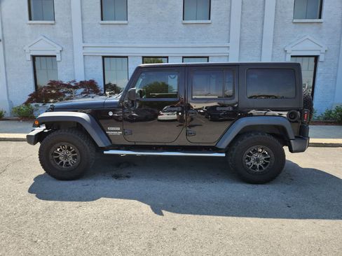 Used 2017 Jeep Wrangler Unlimited Sport w/ Connectivity Group AWD/4WD image 2
