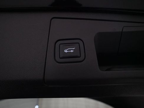 Used 2022 Cadillac XT4 Luxury w/ Cold Weather Package AWD/4WD image 15