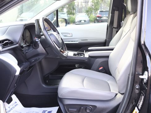 Used 2025 Toyota Sienna XLE FWD image 22