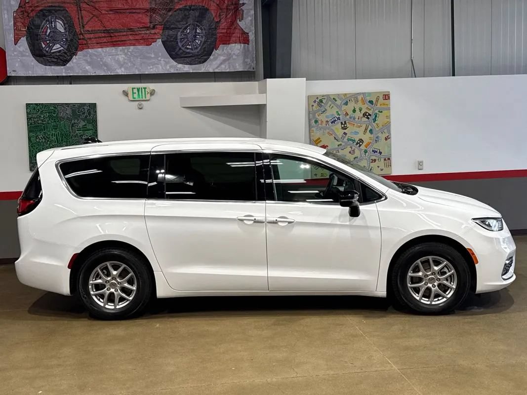 Used 2024 Chrysler Pacifica Touring-L FWD image 59