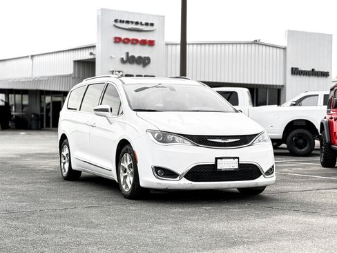 Used 2020 Chrysler Pacifica Limited image 3