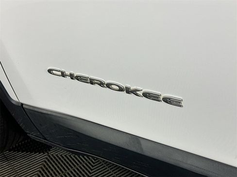 Used 2020 Jeep Cherokee Latitude Plus image 28