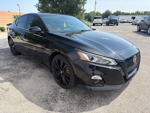 Used 2022 Nissan Altima 2.5 SR w/ Midnight Edition Package FWD image 2