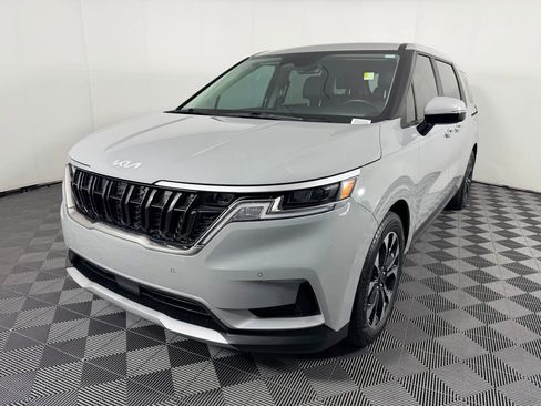 Used 2024 Kia Carnival EX image 3