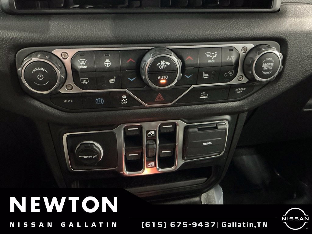 Used 2024 Jeep Wrangler Unlimited w/ Convenience Group AWD/4WD image 10