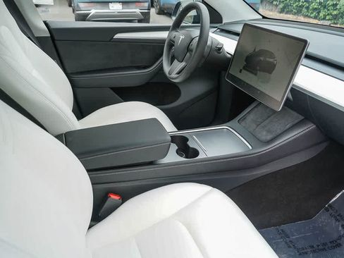 Used 2025 Tesla Model Y Long Range AWD/4WD image 16