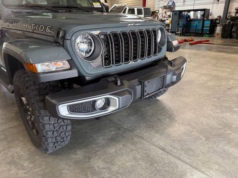 New 2025 Jeep Gladiator Sport AWD/4WD image 2
