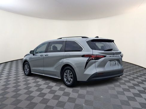 Certified 2022 Toyota Sienna XLE AWD/4WD image 7