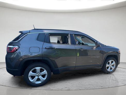 Used 2018 Jeep Compass Latitude AWD/4WD image 3